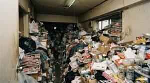 ADHDでゴミ屋敷になってしまうのは、性格や怠けのせいではありません。この記事では片付けられない原因を脳の特性の面からやさしく整理し、自力でできる対策から専門業者に頼む判断基準、費用の目安、家族のサポート方法までを解説します。恥ずかしさや近隣バレへの配慮、分割払いや追加料金なしで相談できる方法も紹介。一人で抱え込まずに解決へ進むためのヒントが分かります。